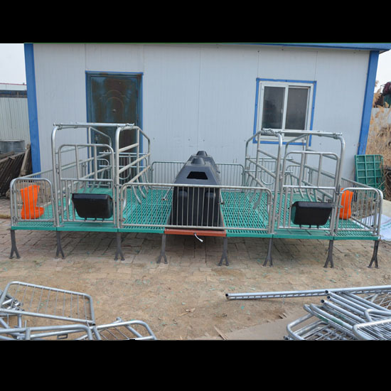 Pig farrowing pen